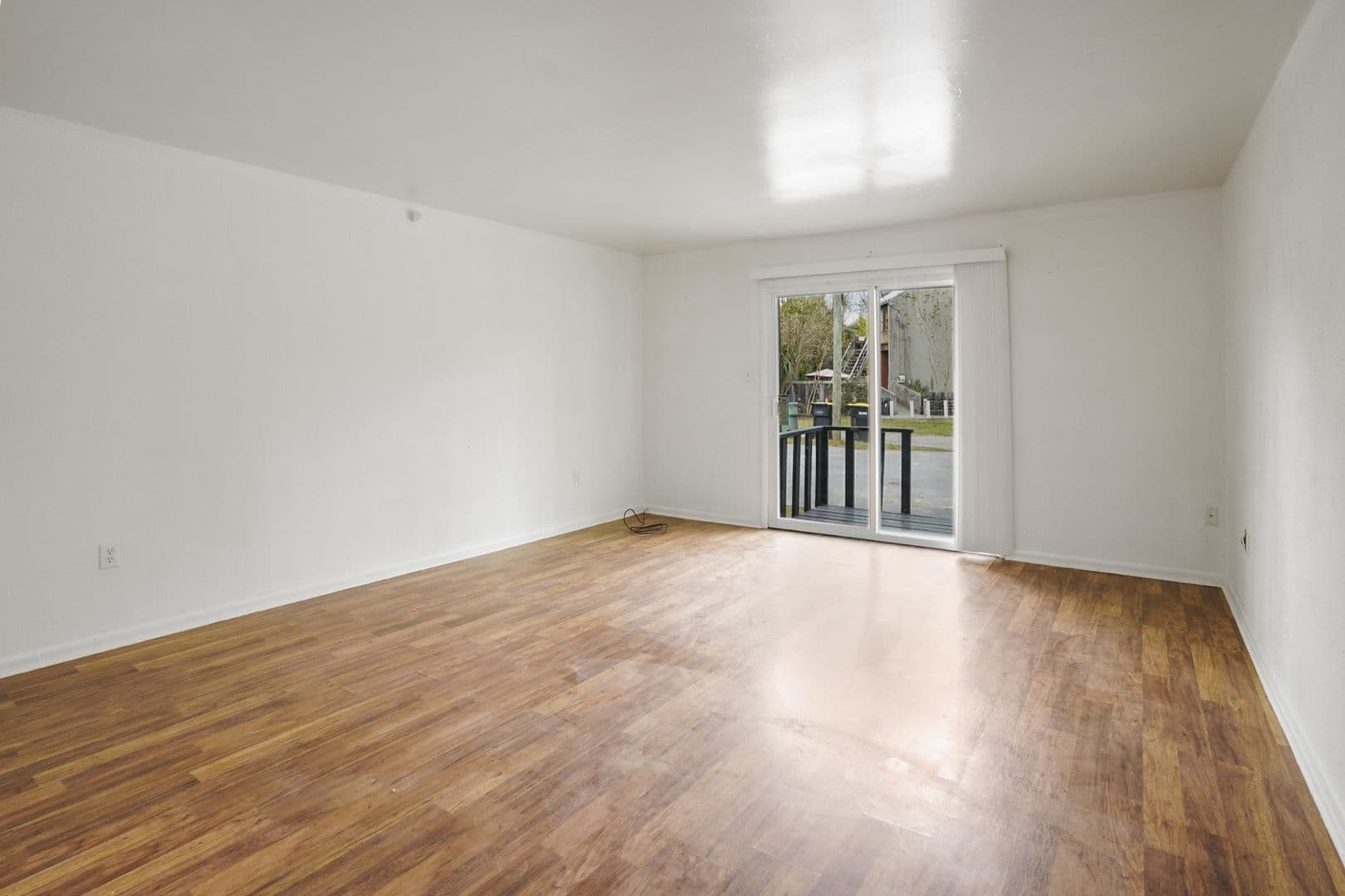 Savannah Apartment: 1220 E Victory Dr