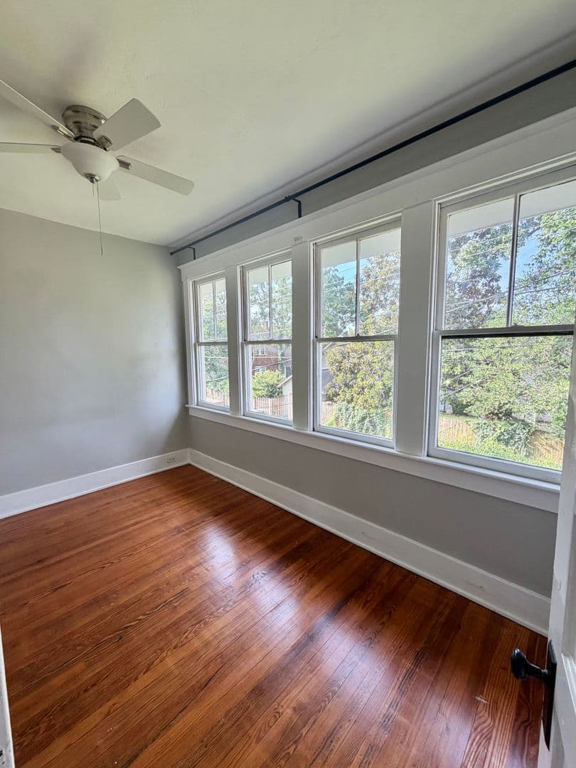 Savannah Apartment: 201 E 49th st Upper