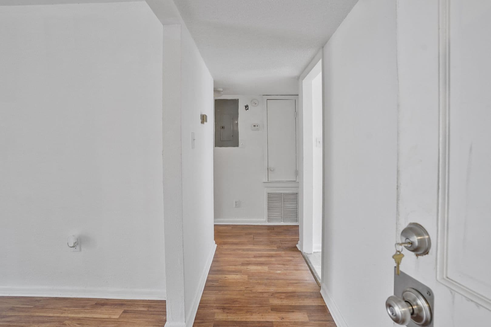 Savannah Apartment: 1220 E Victory Dr