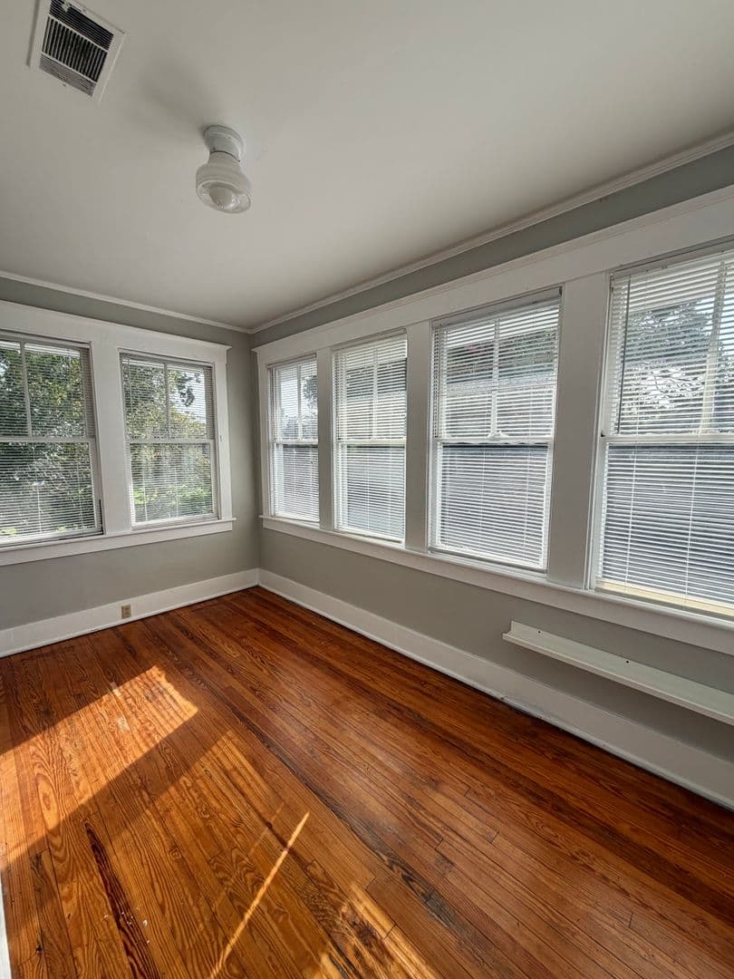Savannah Apartment: 201 E 49th st Upper
