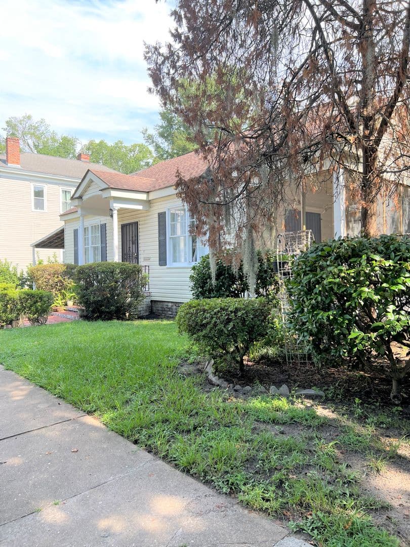 Savannah House: 308 E 40th st