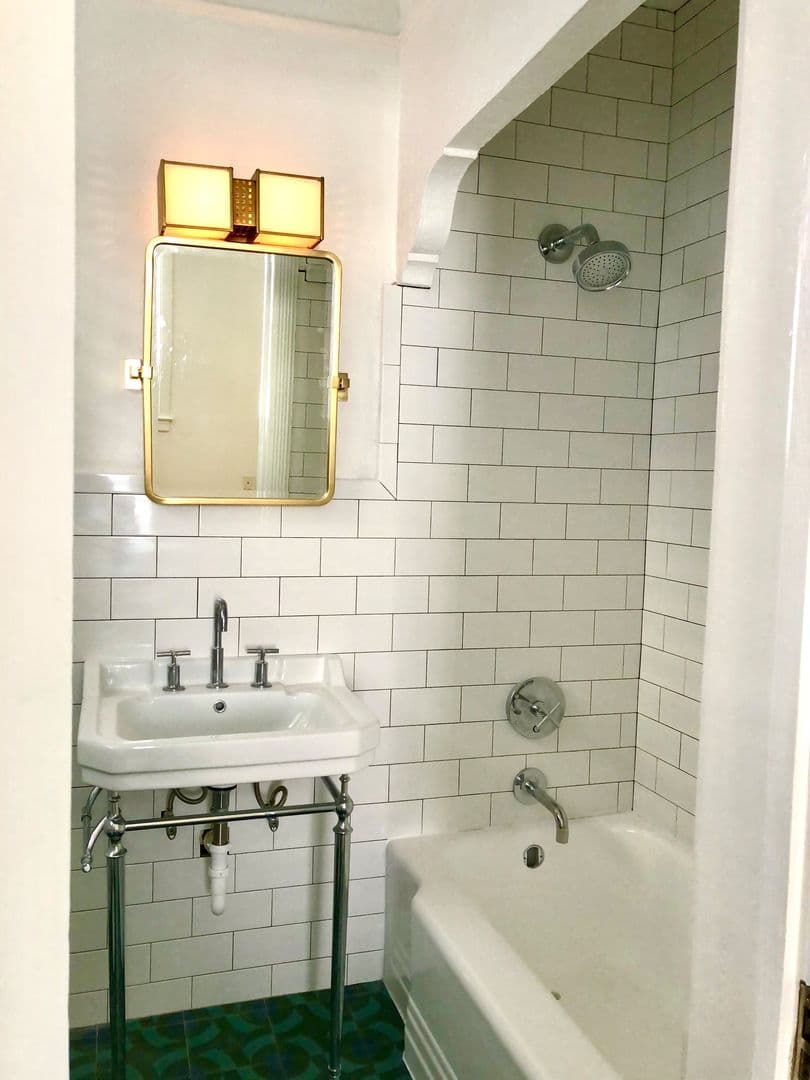 Savannah Apartment: 660 E 40th st