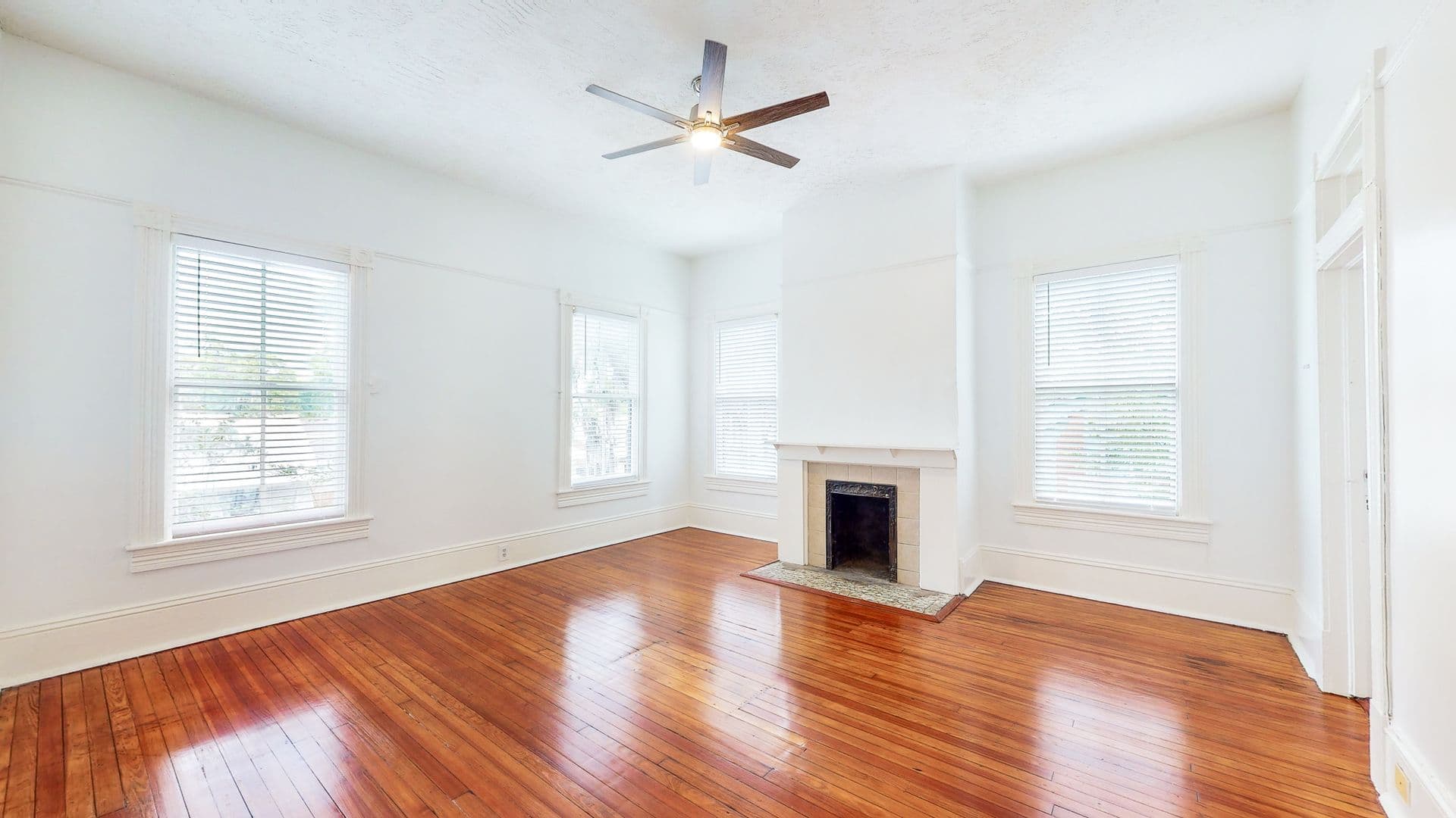 Savannah Apartment: 123 W 41st