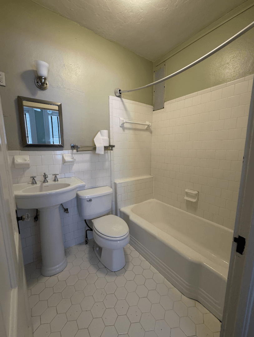 Savannah Apartment: 107 West Liberty st Unit 4