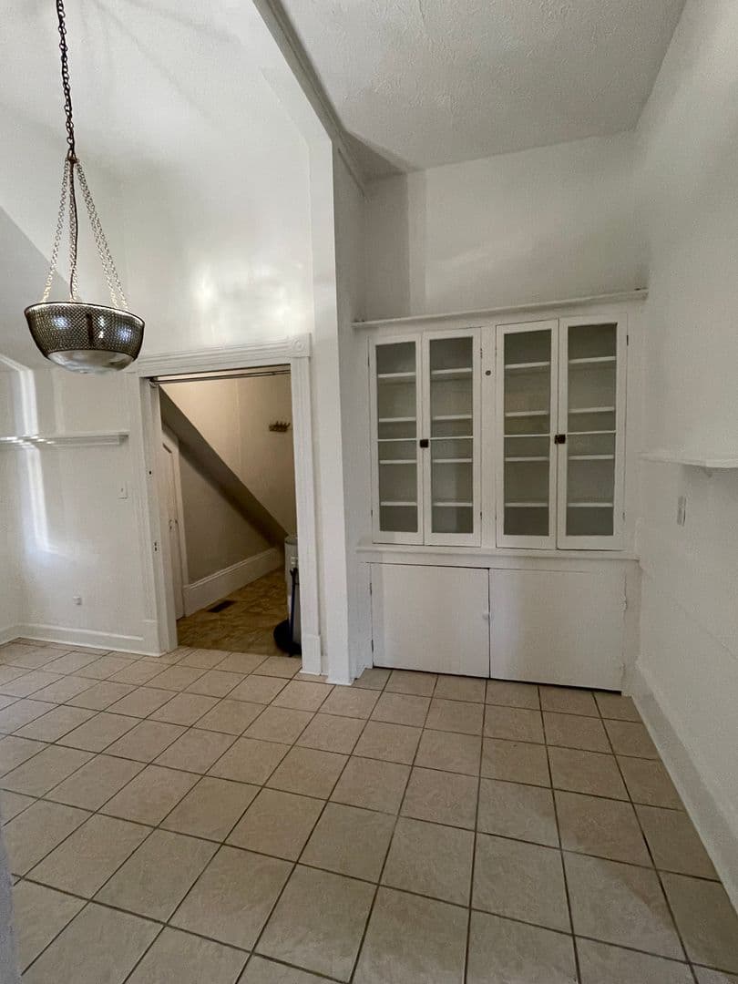 Savannah Apartment: 123 W 41st