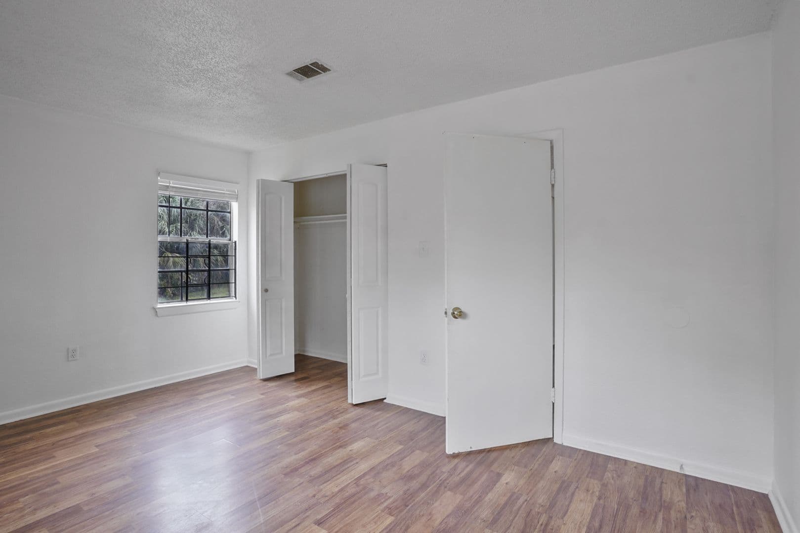 Savannah Apartment: 1220 E Victory Dr