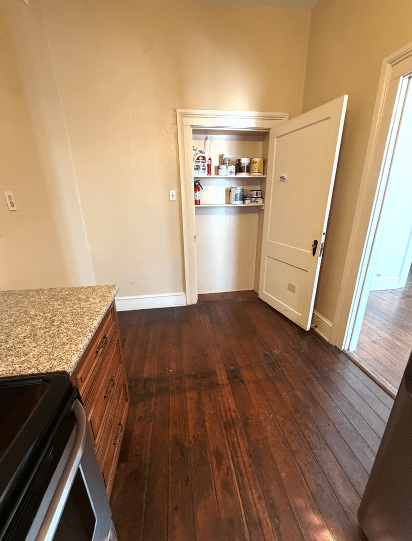 Savannah Apartment: 107 West Liberty st Unit 4