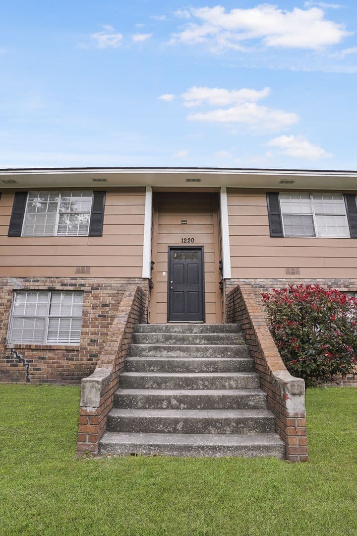 Savannah Apartment: 1220 E Victory Dr
