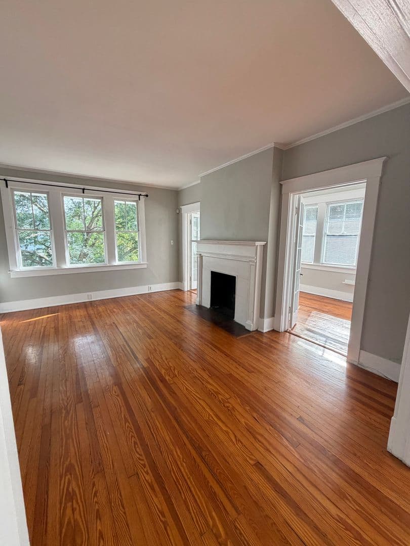 Savannah Apartment: 201 E 49th st Upper