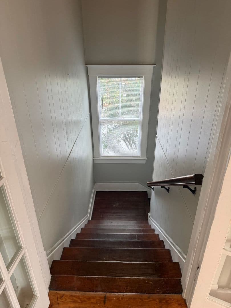 Savannah Apartment: 201 E 49th st Upper
