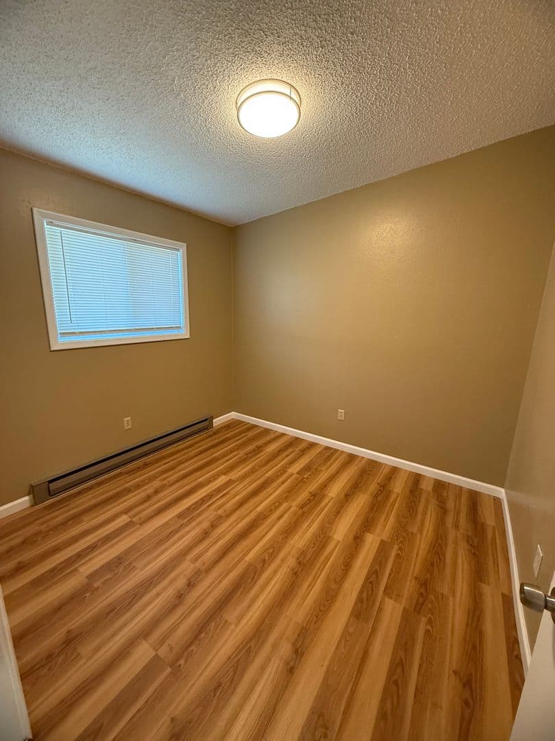 Klamath Falls Apartment: 2490 Nile
