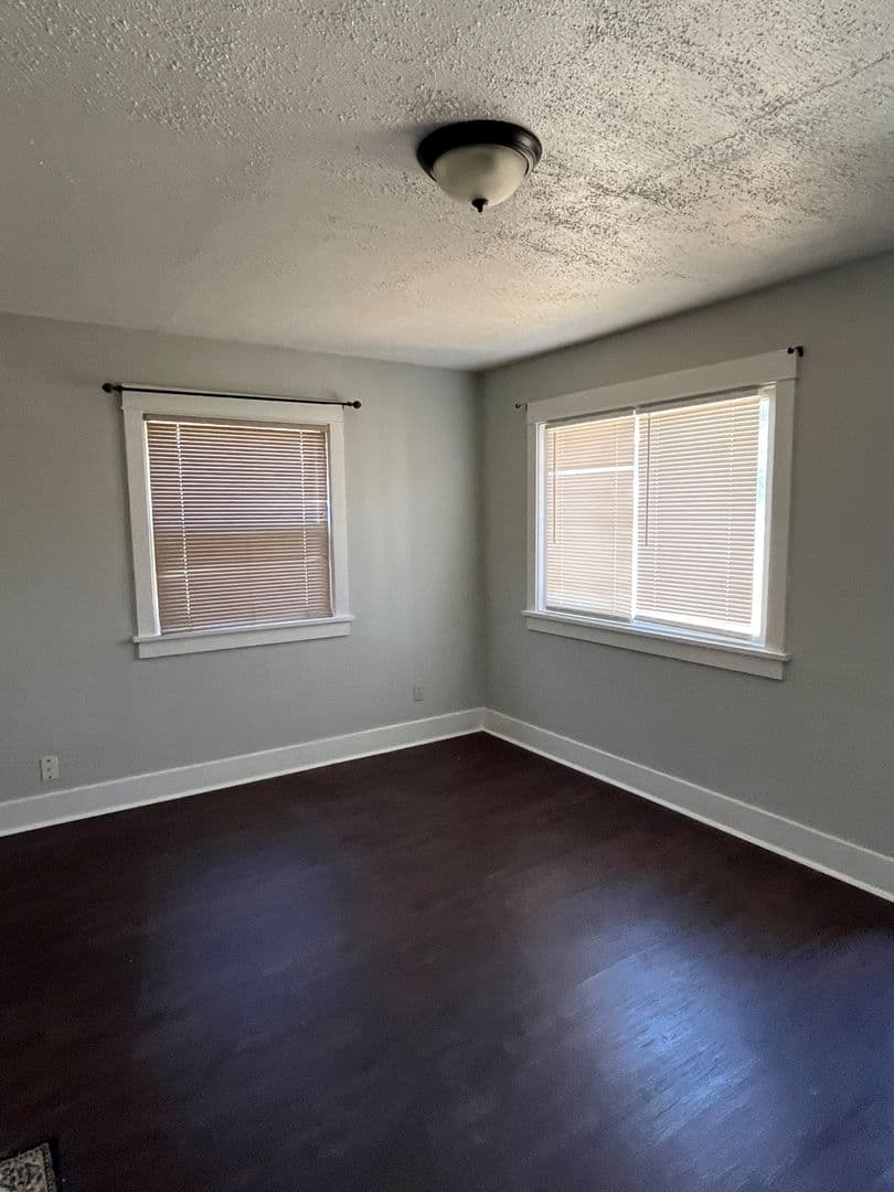 Klamath Falls Apartment: 1826 Oregon Ave