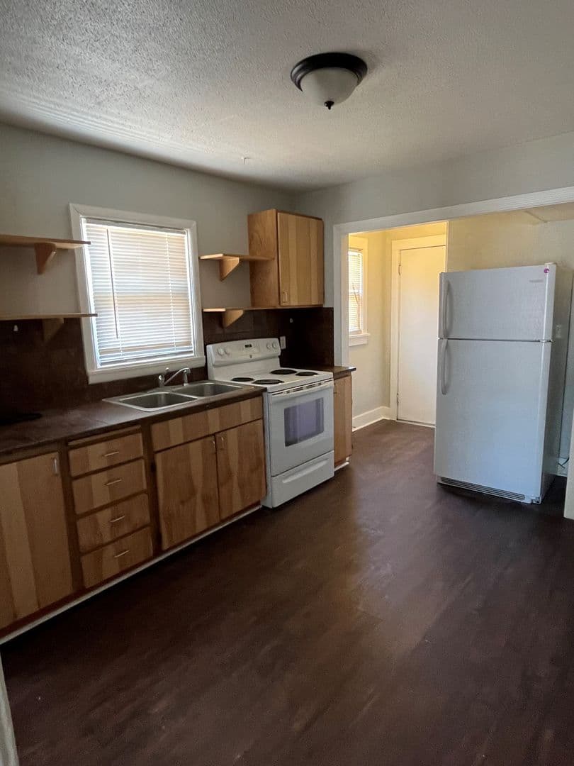 Klamath Falls Apartment: 1826 Oregon Ave