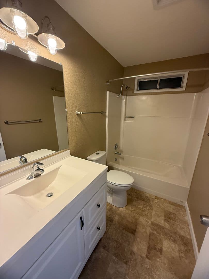 Klamath Falls Apartment: 2490 Nile