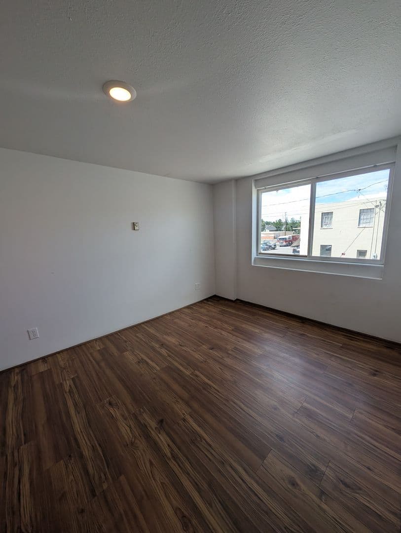 Klamath Falls Apartment: 105 N Broad St