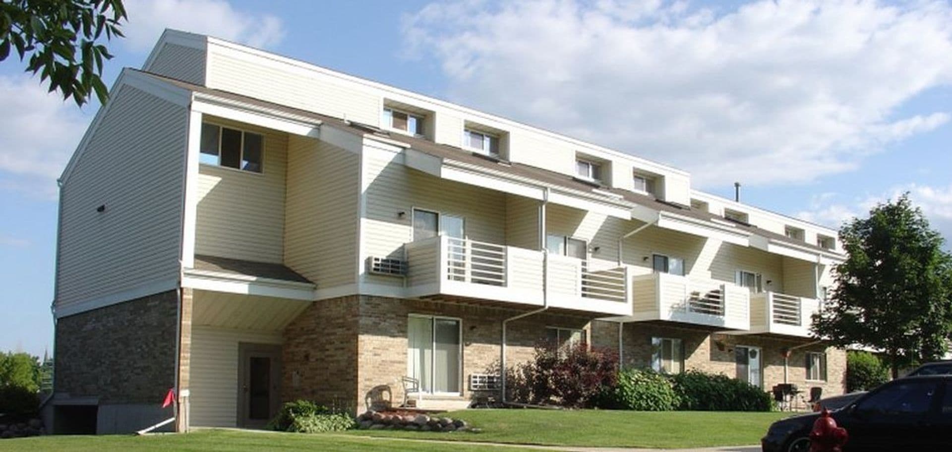 Pewaukee Apartment: 580 & 590 Foxtail Drive