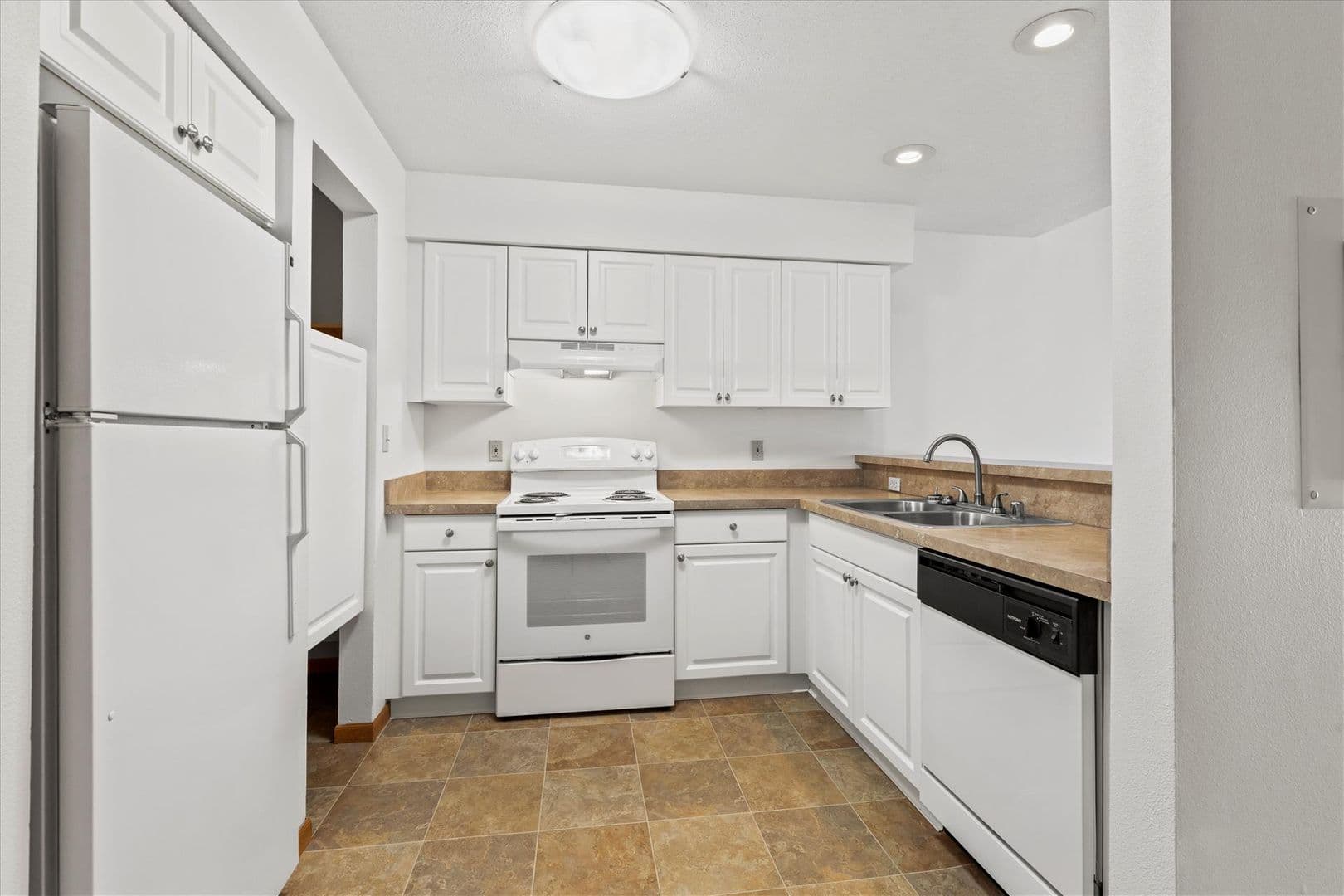 Menomonee Falls Apartment: N92 W17358 Appleton Ave