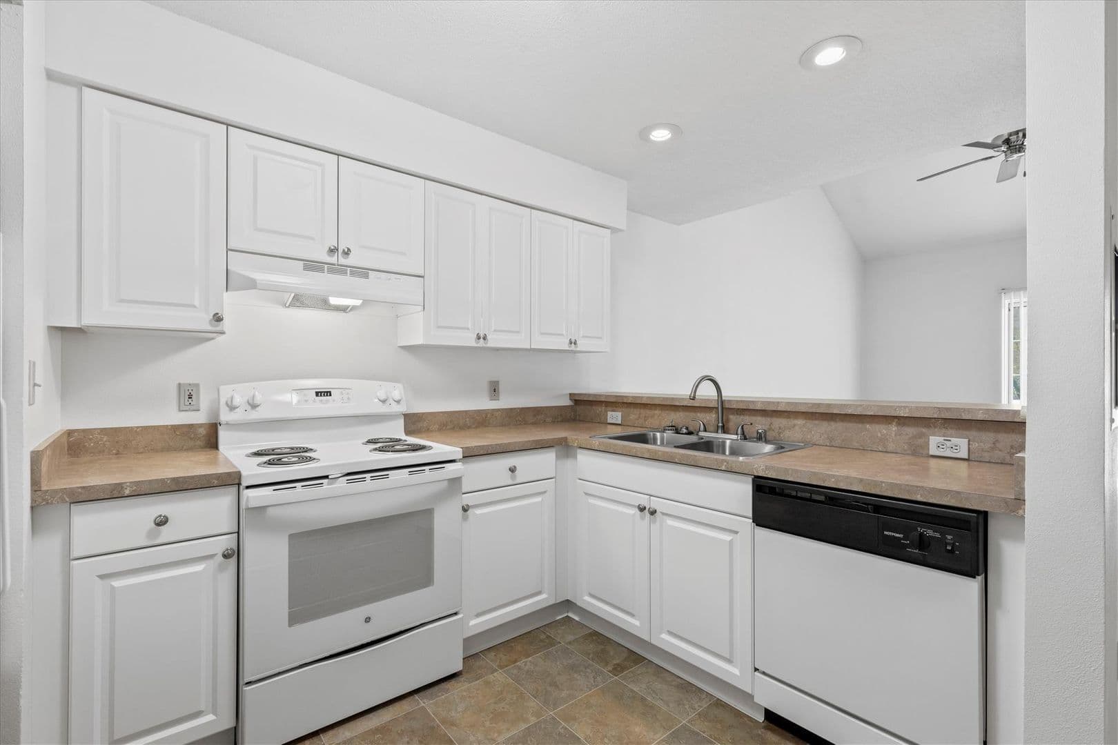 Menomonee Falls Apartment: N92 W17358 Appleton Ave