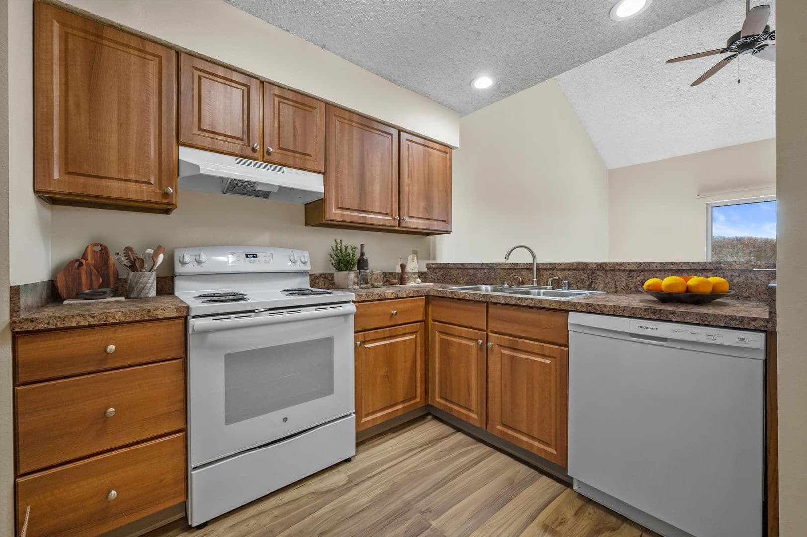 Pewaukee Apartment: 580 & 590 Foxtail Drive