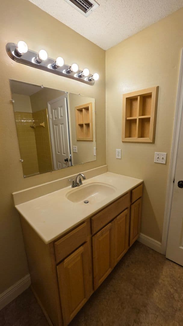 Leesburg House: 611 W Oak Ter