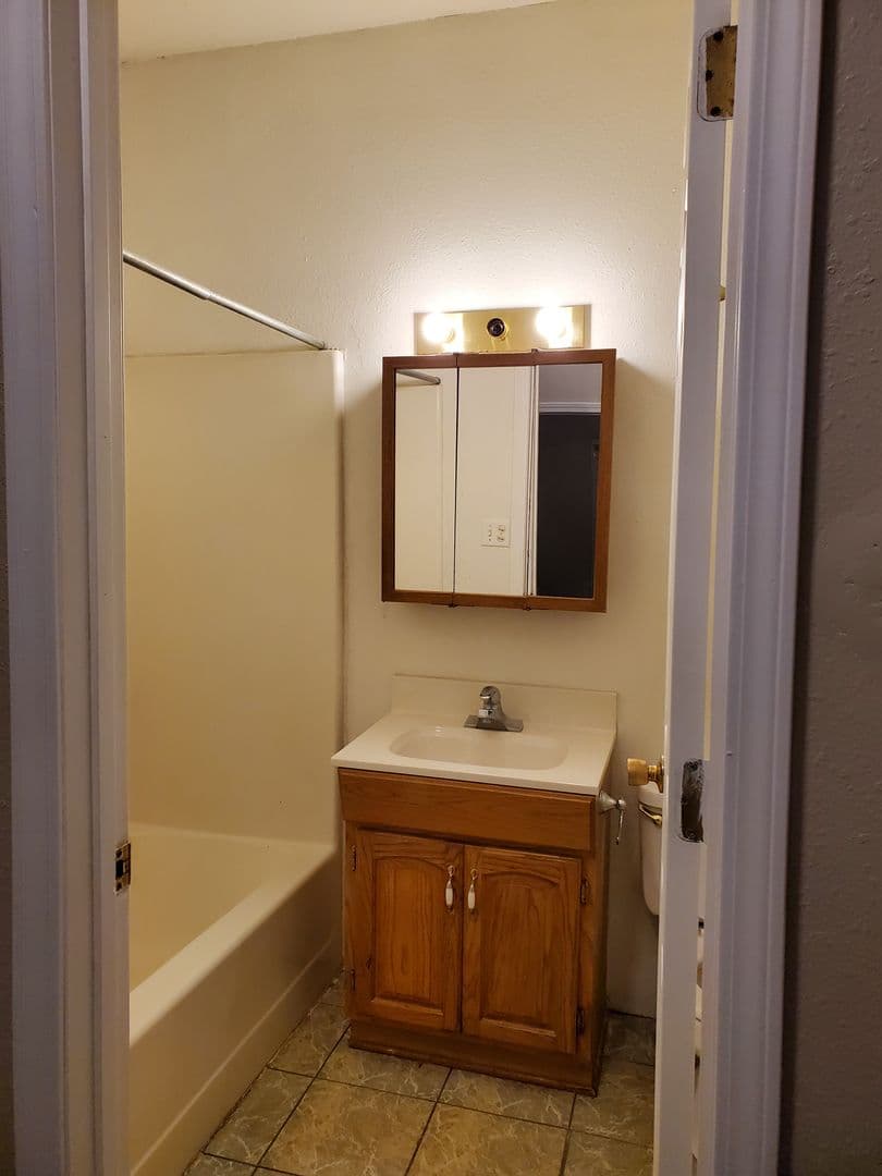 Agency Apartment: 227 W. Wapello St.