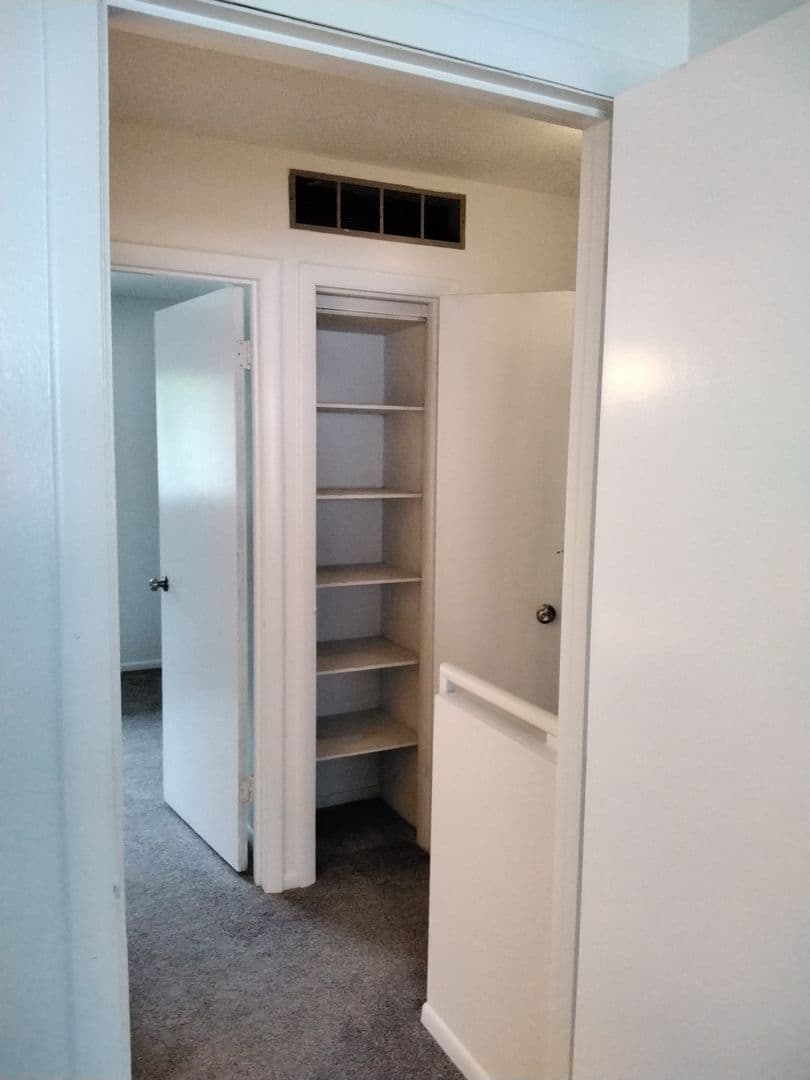 Ottumwa Apartment: 342 E. Park Ave.