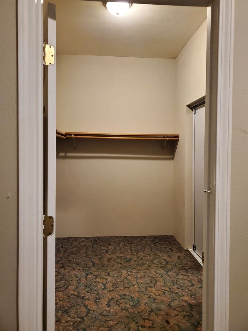 Agency Apartment: 227 W. Wapello St.