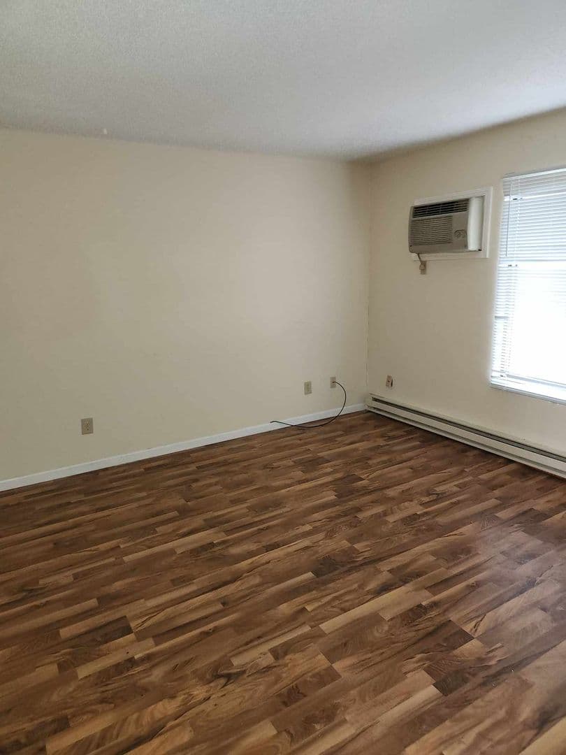 Mt. Pleasant Apartment: 915 W. Hill Ave.