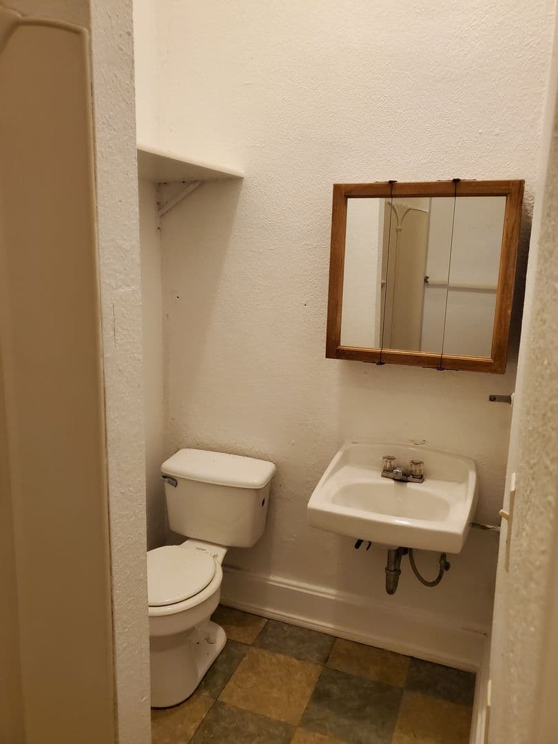 Agency Apartment: 227 W. Wapello St.