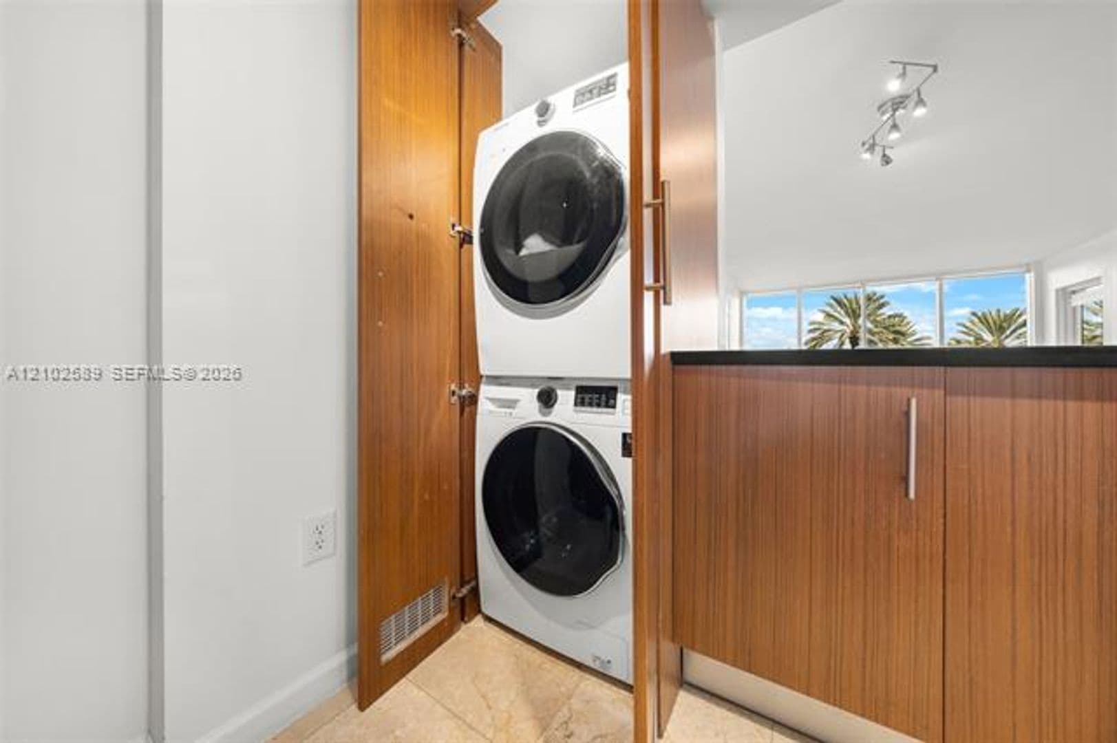 Bal Harbour Condo: 10275 Collins Ave cu-327