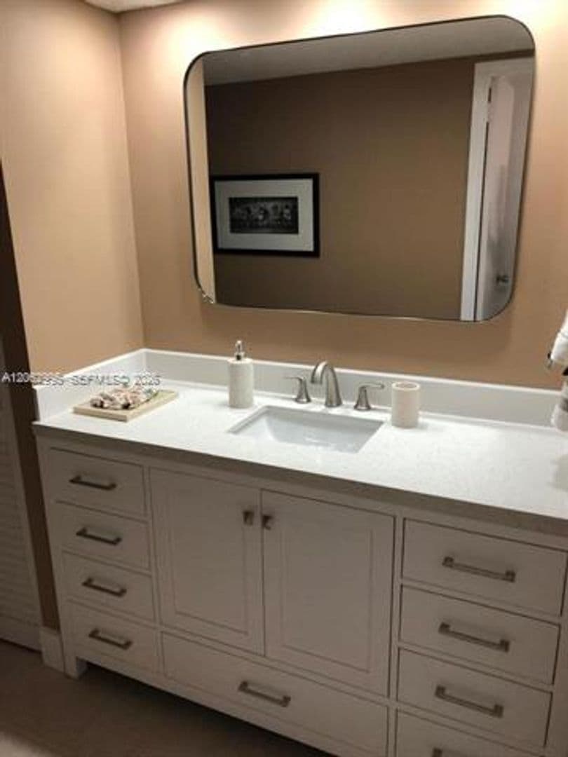 Miami Beach Condo: 5701 Collins Ave cu-919