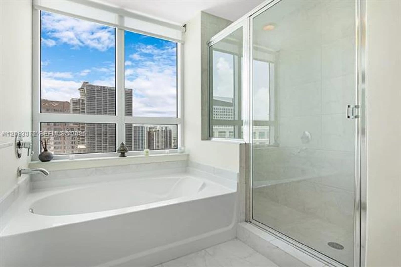 Miami Condo: 950 Brickell Bay Dr cu-3710