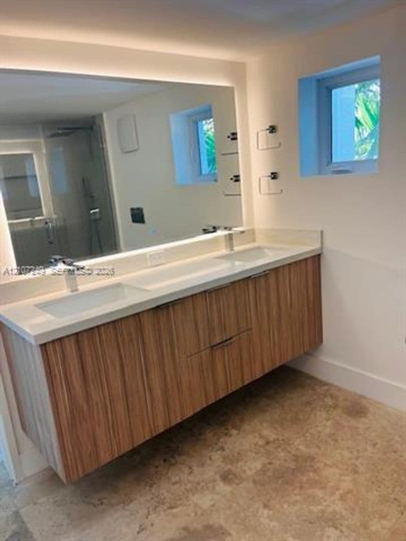 Key Biscayne House: 241 Harbor Dr # 241