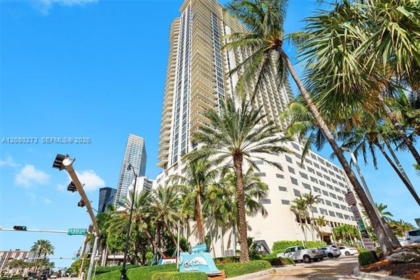 Sunny Isles Beach Condo: 16699 Collins Ave cu-2907