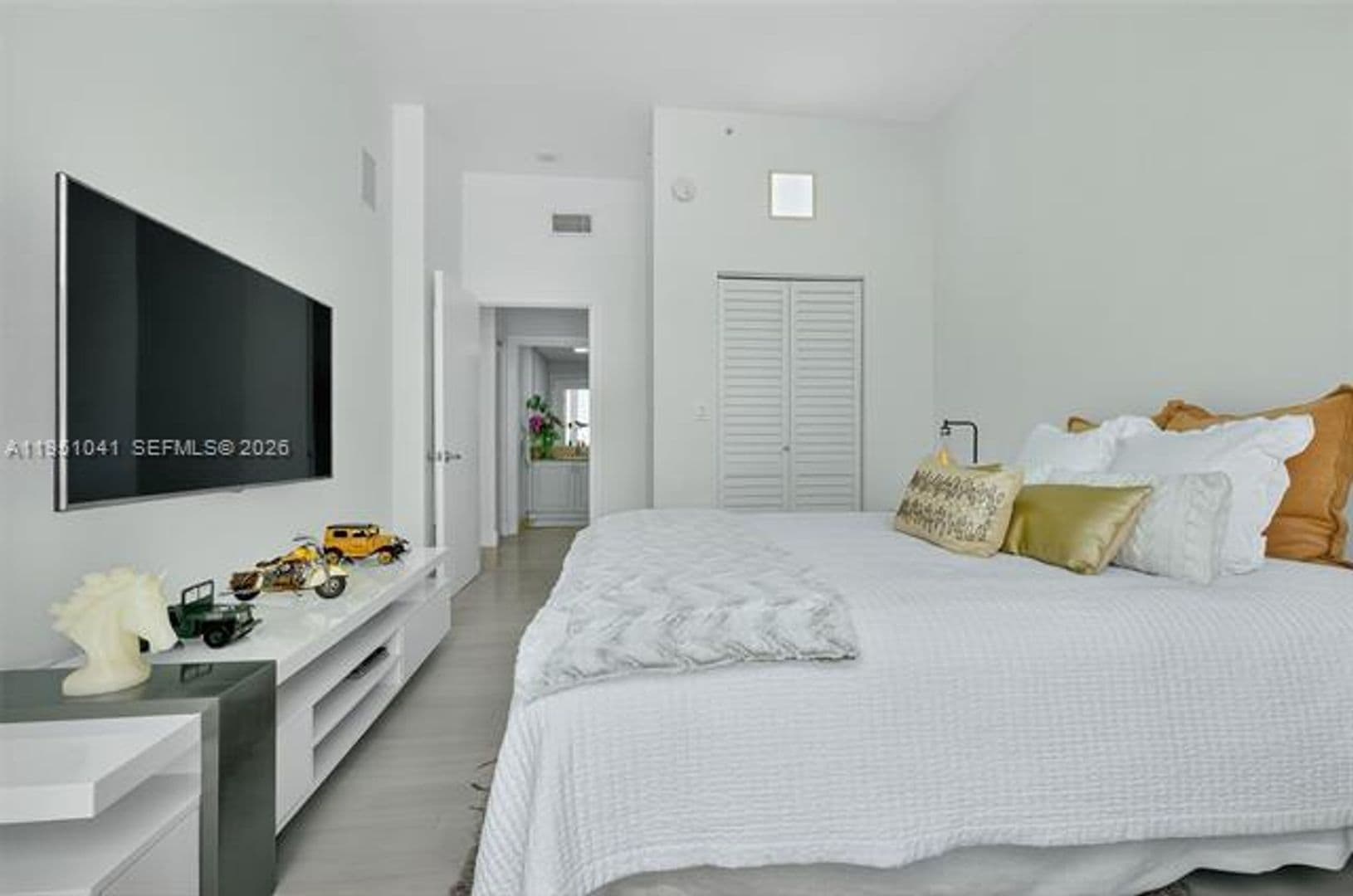 Miami Condo: 1155 Brickell Bay Dr cu-PH210