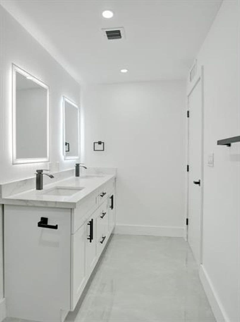 Hollywood House: 3234 Taft St # 3234