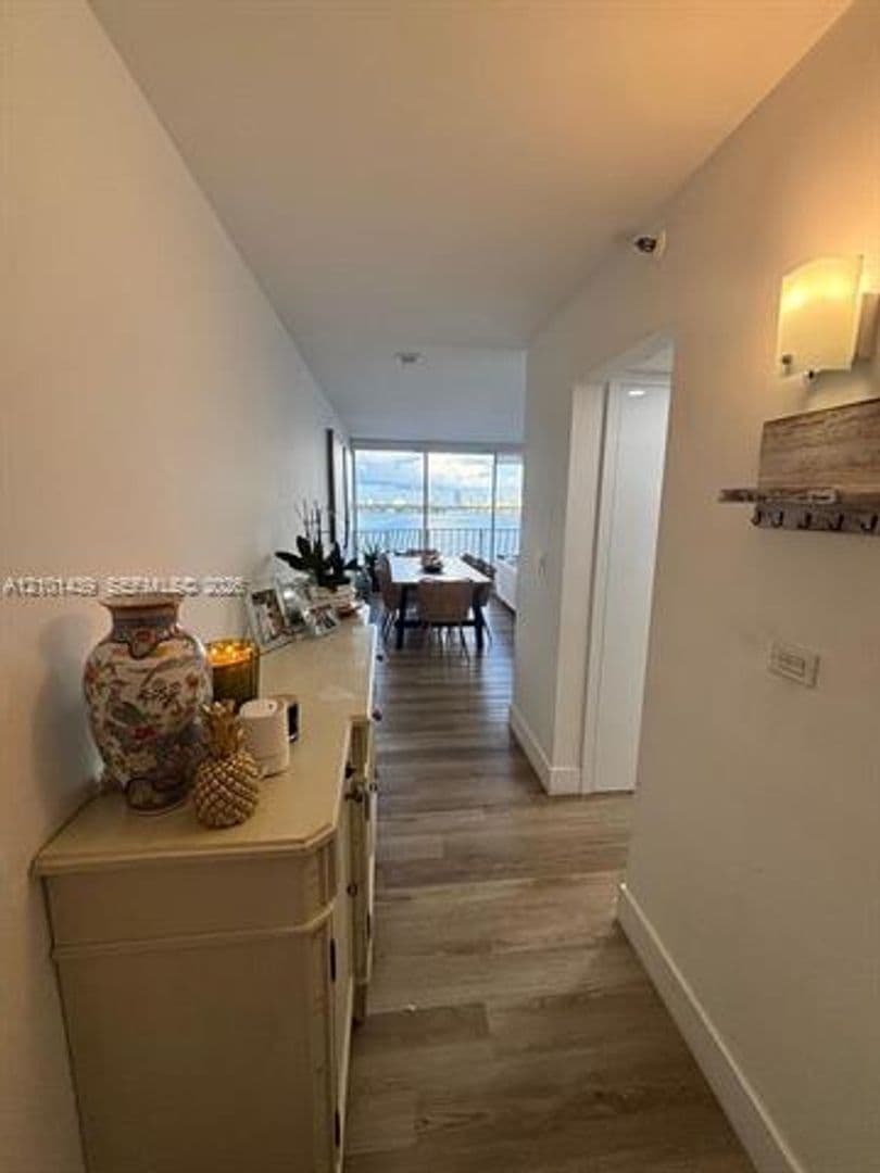 North Bay Village House: 7601 E Treasure Dr cu-1107