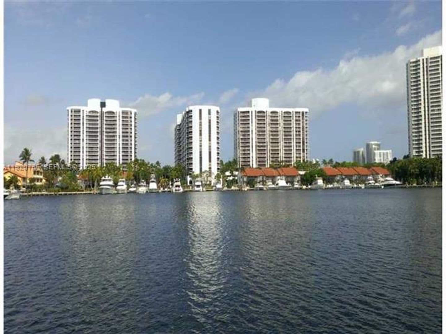 Aventura Condo: 3600 Yacht Club Dr cu-1204