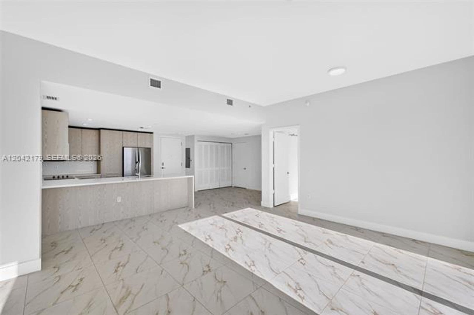 Sunrise Condo: 2000 Metropica Way cu-616