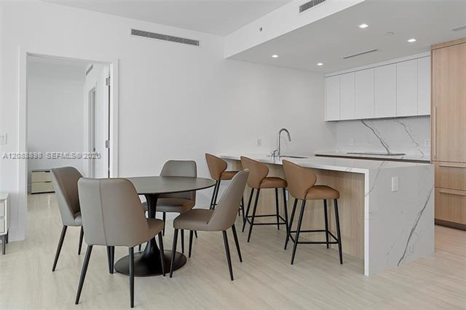 North Miami Condo: 2411 Laguna Circle cu-1001