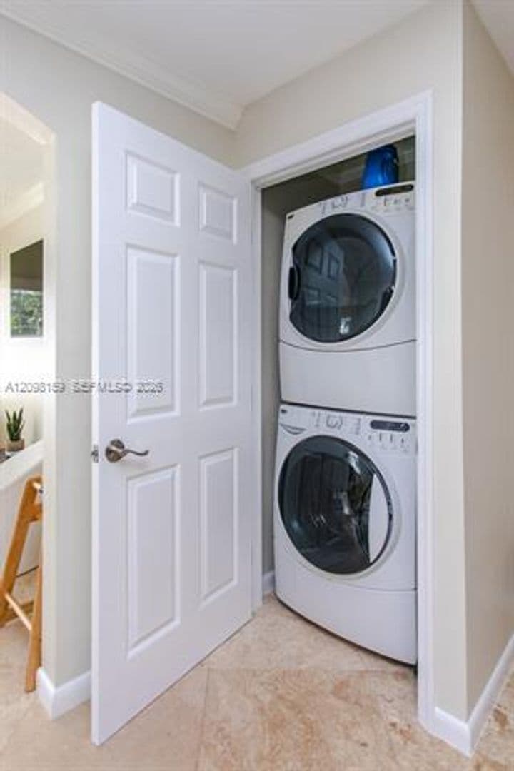 Hollywood House: 1254 Harrison St # 1254