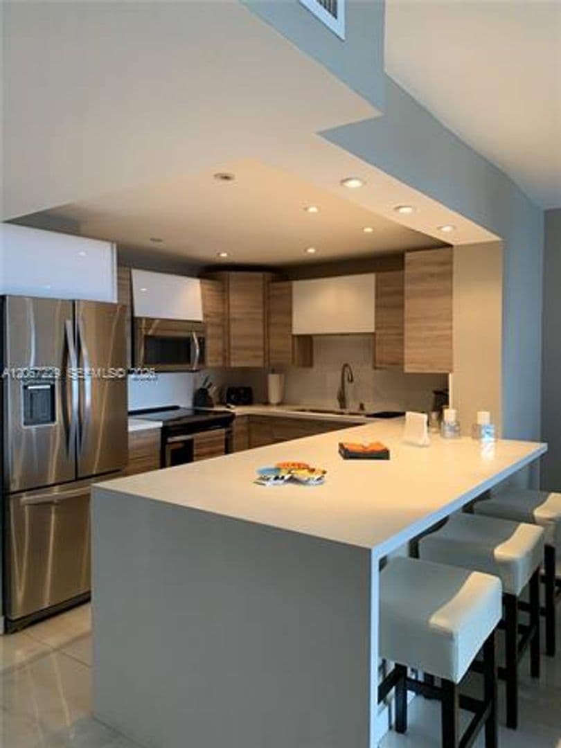 Miami Beach Condo: 5701 Collins Ave cu-1003