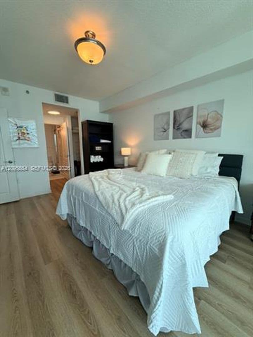 Miami Condo: 1200 Brickell Bay Dr cu-4220