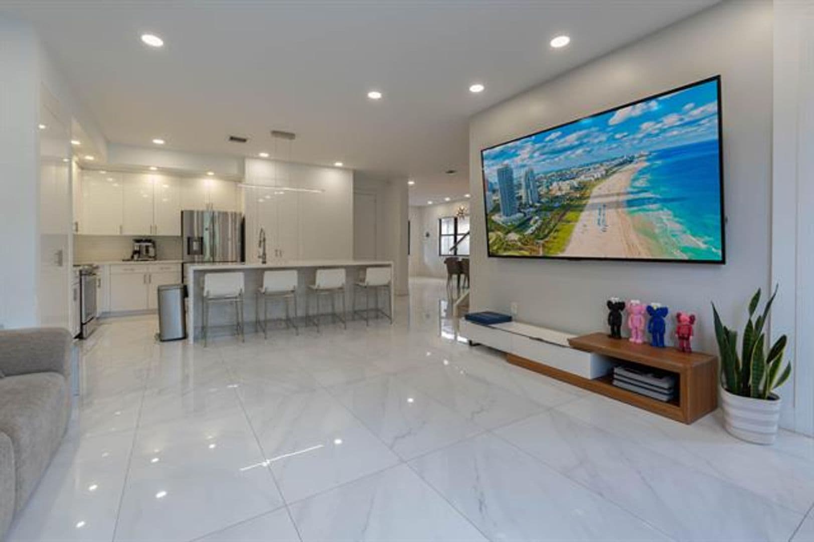 Miami House: 875 NE 193rd Ter # 875