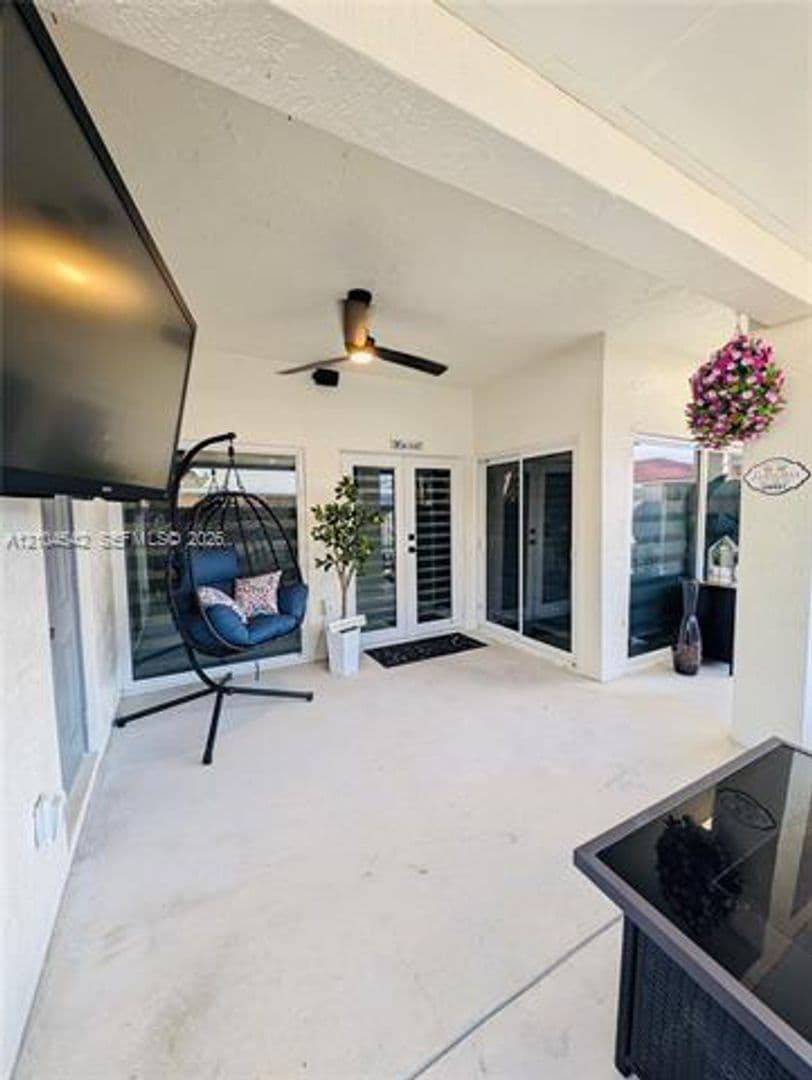 Hialeah House: 8137 NW 199th Ter # 8137