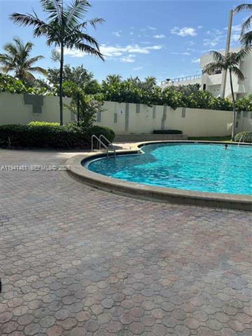 Hollywood Condo: 4001 S Ocean Dr cu-PH11
