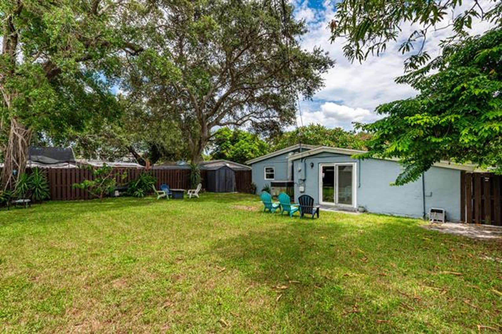 Hollywood House: 5631 Freedom St # 5631