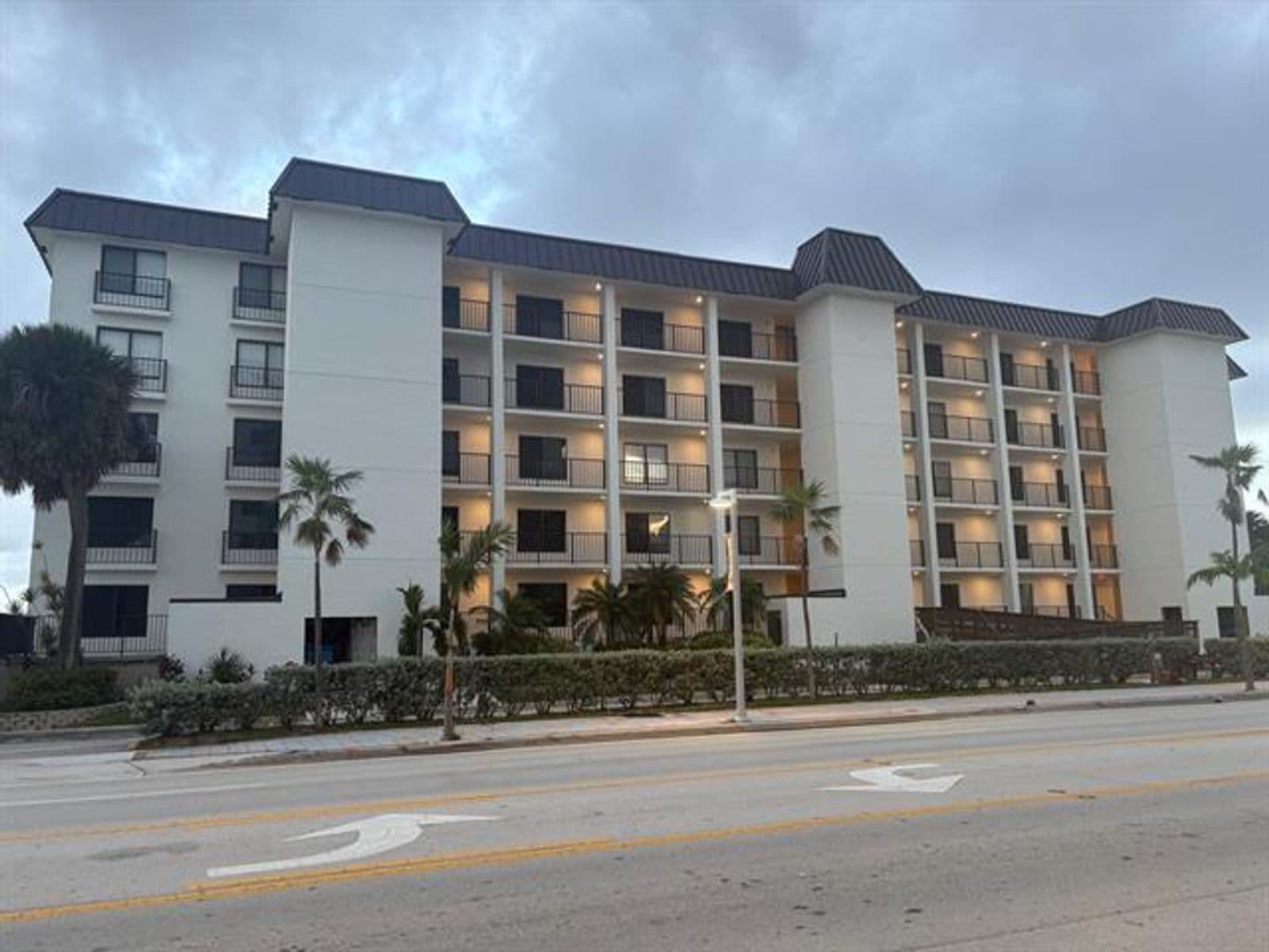 Hollywood Condo: 3200 N Ocean Dr cu-206