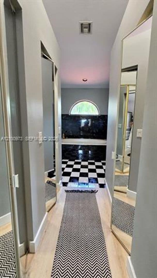 Hollywood House: 741 Tyler St # 741