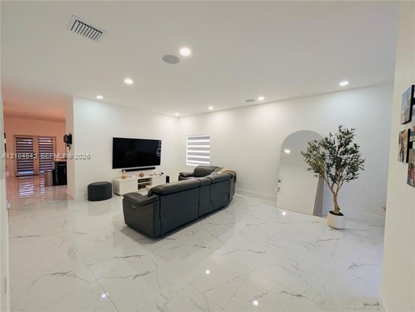 Hialeah House: 8137 NW 199th Ter # 8137